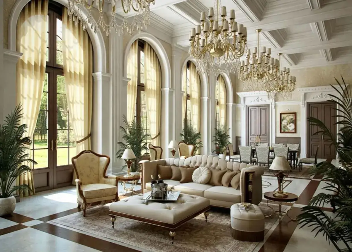 Un salotto sontuoso con divani imbottiti, lampadari di cristallo e grandi finestre ad arco. Un esempio di case eleganti e raffinate.