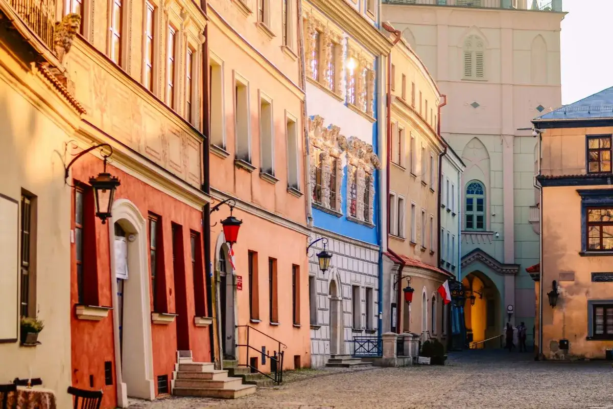 Kolorowe kamienice na lubelskim Starym Mieście, idealne na spacer i odkrywanie lublin atrakcje dla młodzieży.