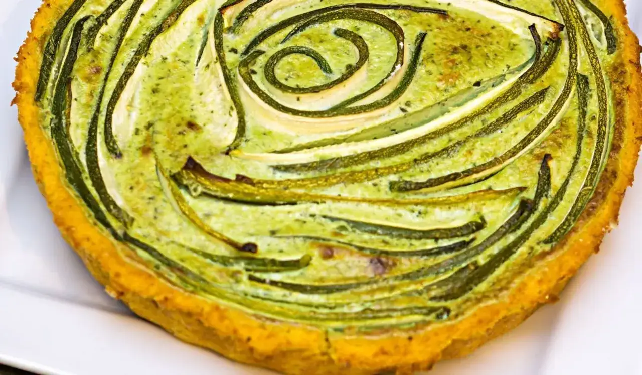 Tarta z cukinią i porem ułożona w spiralę, z chrupiącym, złotym spodem.