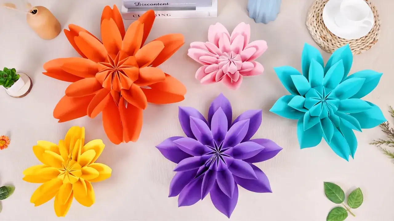 Flores de papel coloridas, perfectas para manualidades de primavera para decorar el aula.