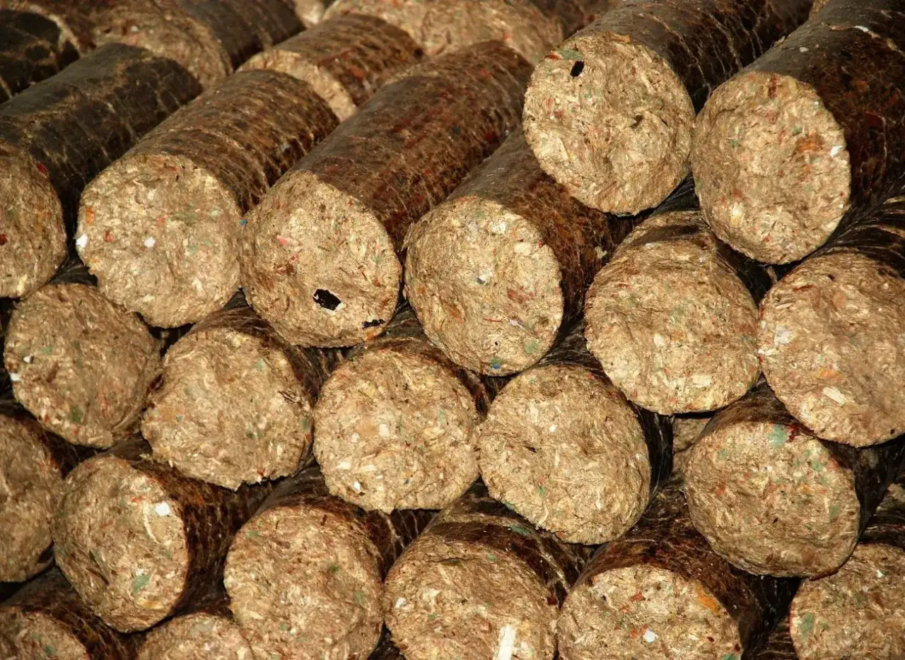 Stosy brykietu drzewnego, idealnego paliwa. Zastanawiasz się, ile kosztuje brykiet? To ekologiczne rozwiązanie dla Twojego domu.