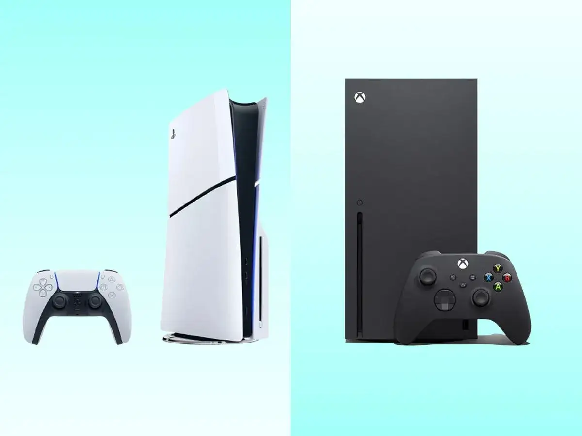 Biała konsola PlayStation 5 i czarny Xbox Series X z kontrolerami. Dylemat gracza: co lepsze Xbox czy PlayStation?