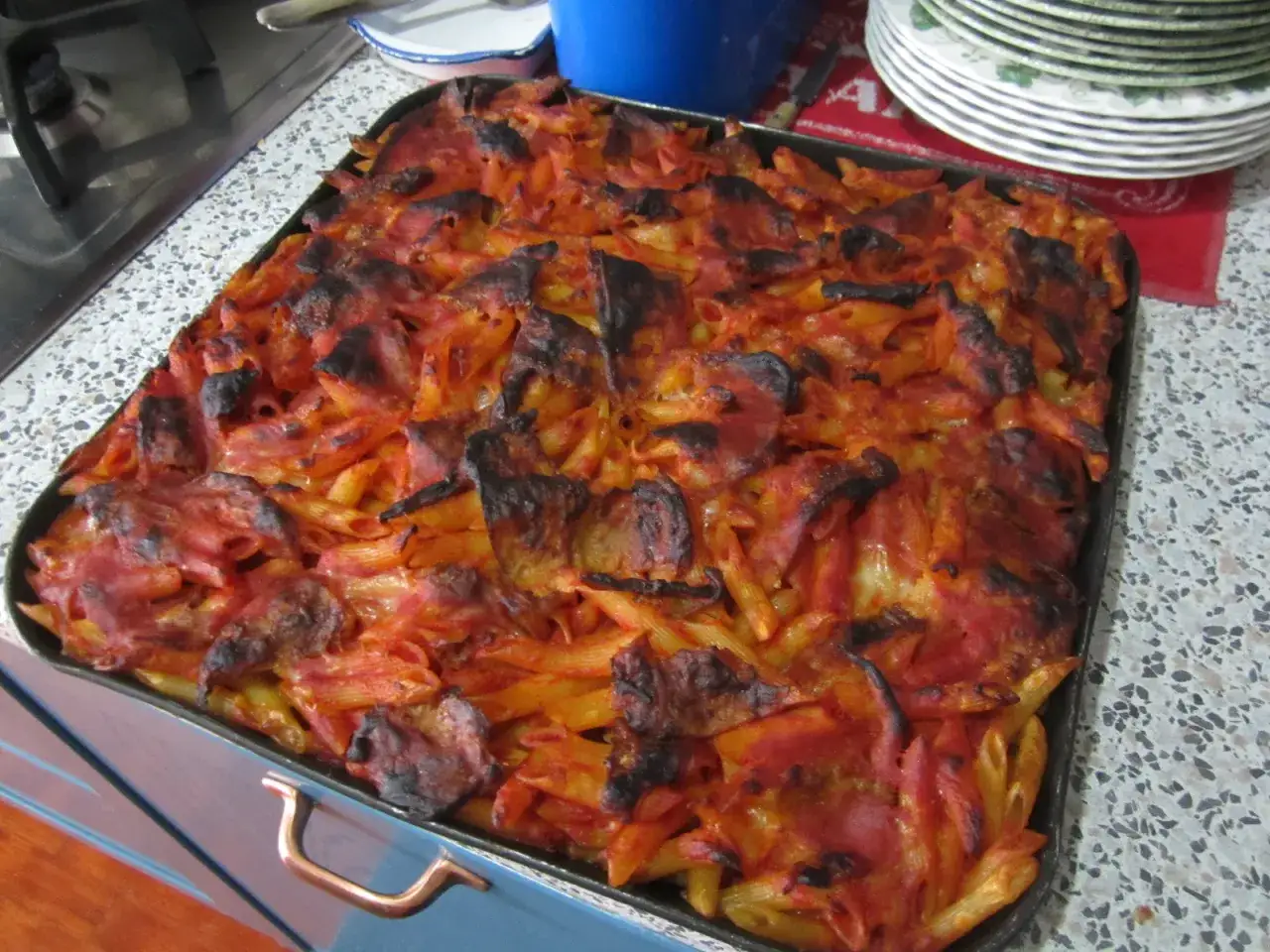 Penne al forno, un'autentica pasta alla siciliana, dorata e croccante, pronta per essere gustata.