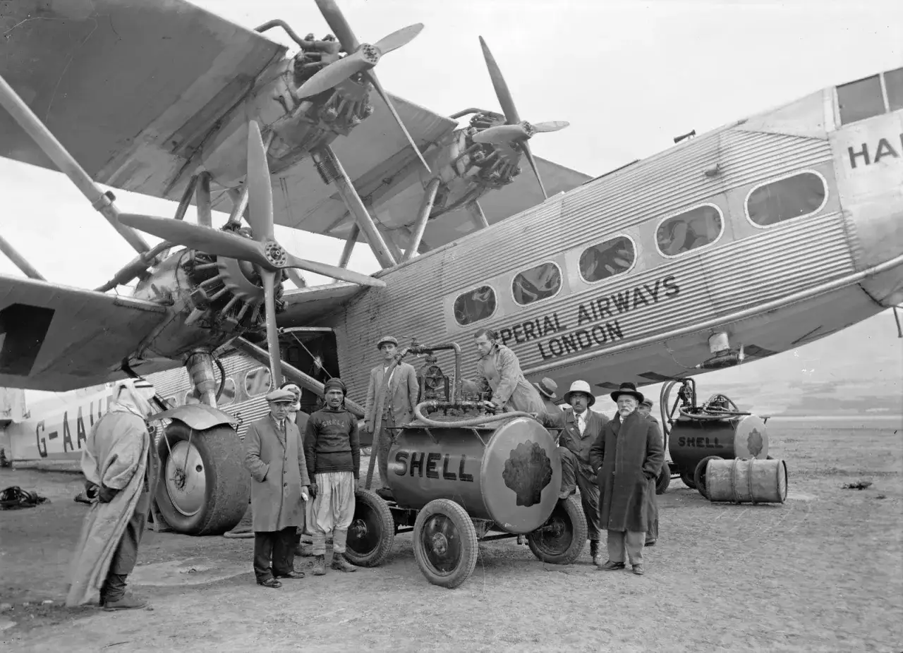 Grupa mężczyzn pozuje przy pierwszym samolocie pasażerskim Imperial Airways.