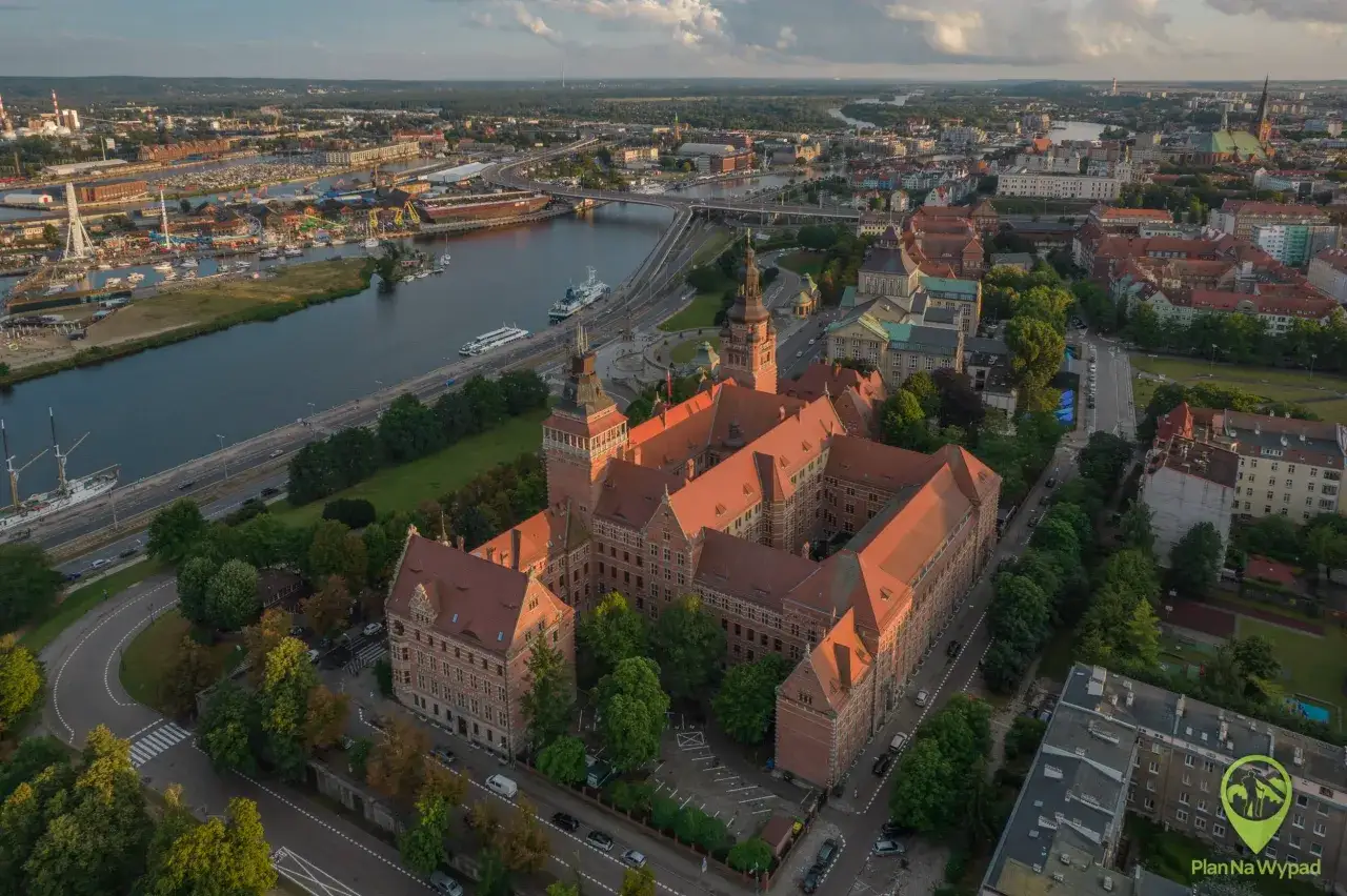 Zamek Książąt Pomorskich i port to miejsca, co warto zobaczyć w Szczecinie. Widok z lotu ptaka na miasto i rzekę.