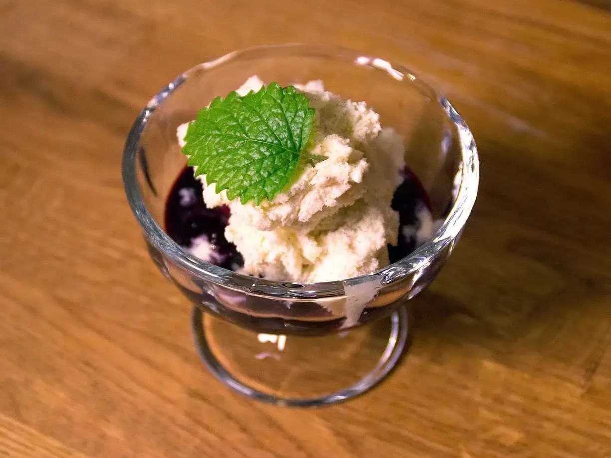 En dessert i glas med bär och grädde, ett enkelt glass recept.