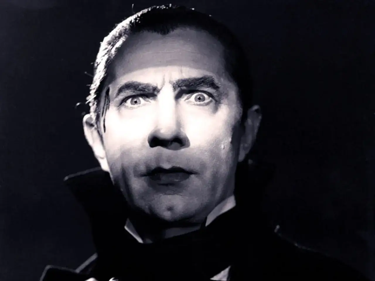 Bela Lugosi jako Dracula, ikona najstarszniejszych horror&oacute;w, patrzy z mroku.