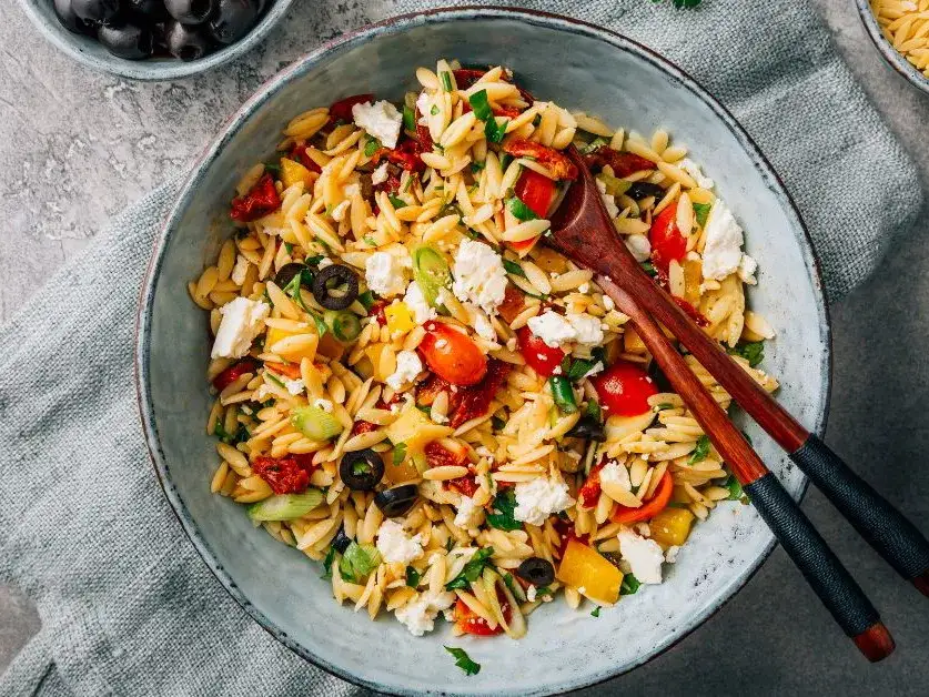 Différentes formes de pâtes pour salade