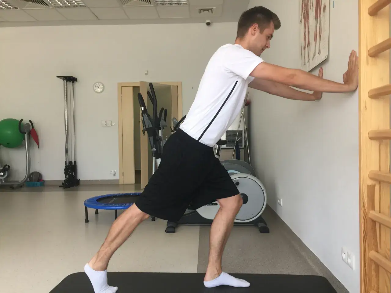 osoba rozciągająca łydki, prawidłowa postawa, stretching łydek