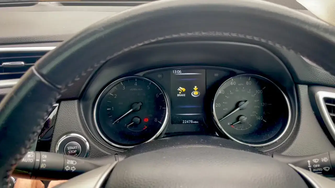 Varning f&ouml;r bromsfel p&aring; en Nissan Qashqai. Instrumentpanelen visar en gul varningssymbol f&ouml;r bromsen.