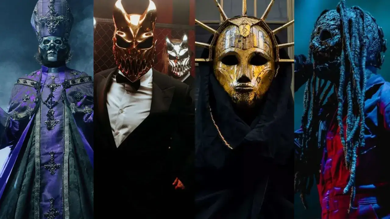 Quatre membres d'un groupe metal masqu&eacute;, arborant des costumes et des masques distinctifs, pr&ecirc;ts &agrave; monter sur sc&egrave;ne.