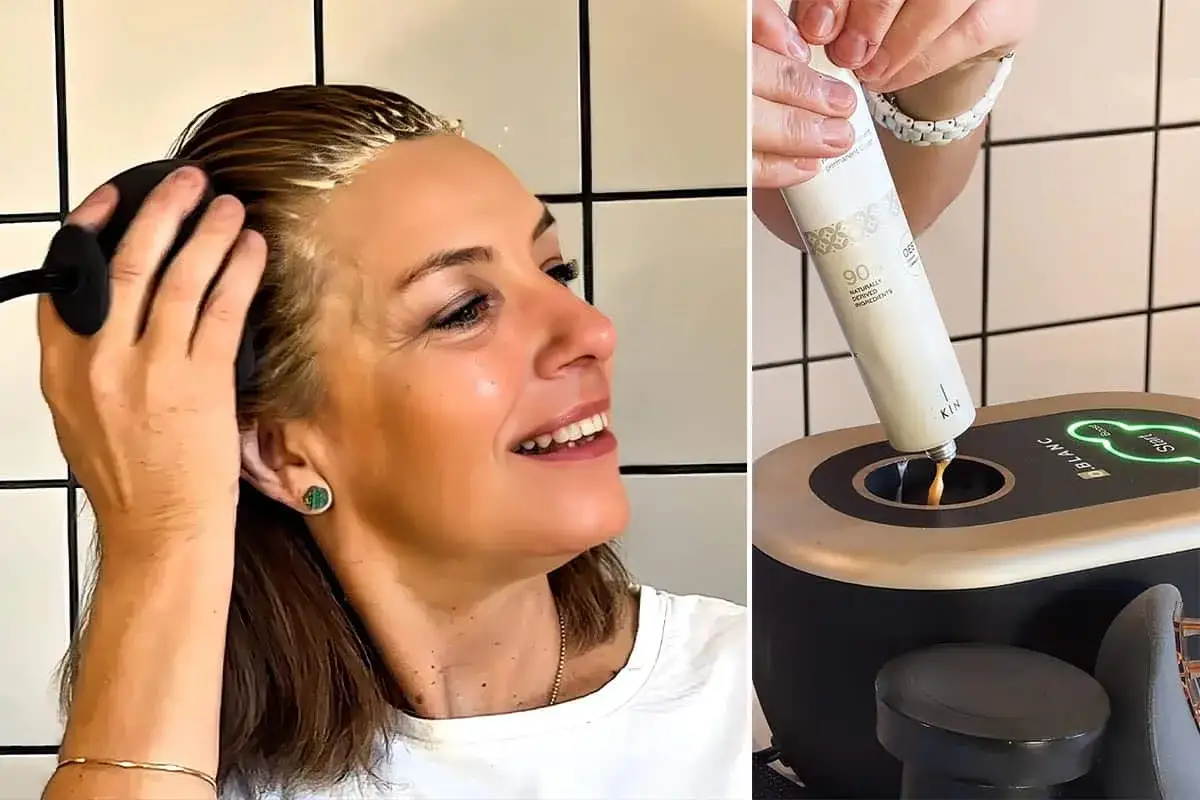 Femme souriante appliquant une coloration sur ses cheveux, profitant de son temps de pause coloration cheveux blancs.