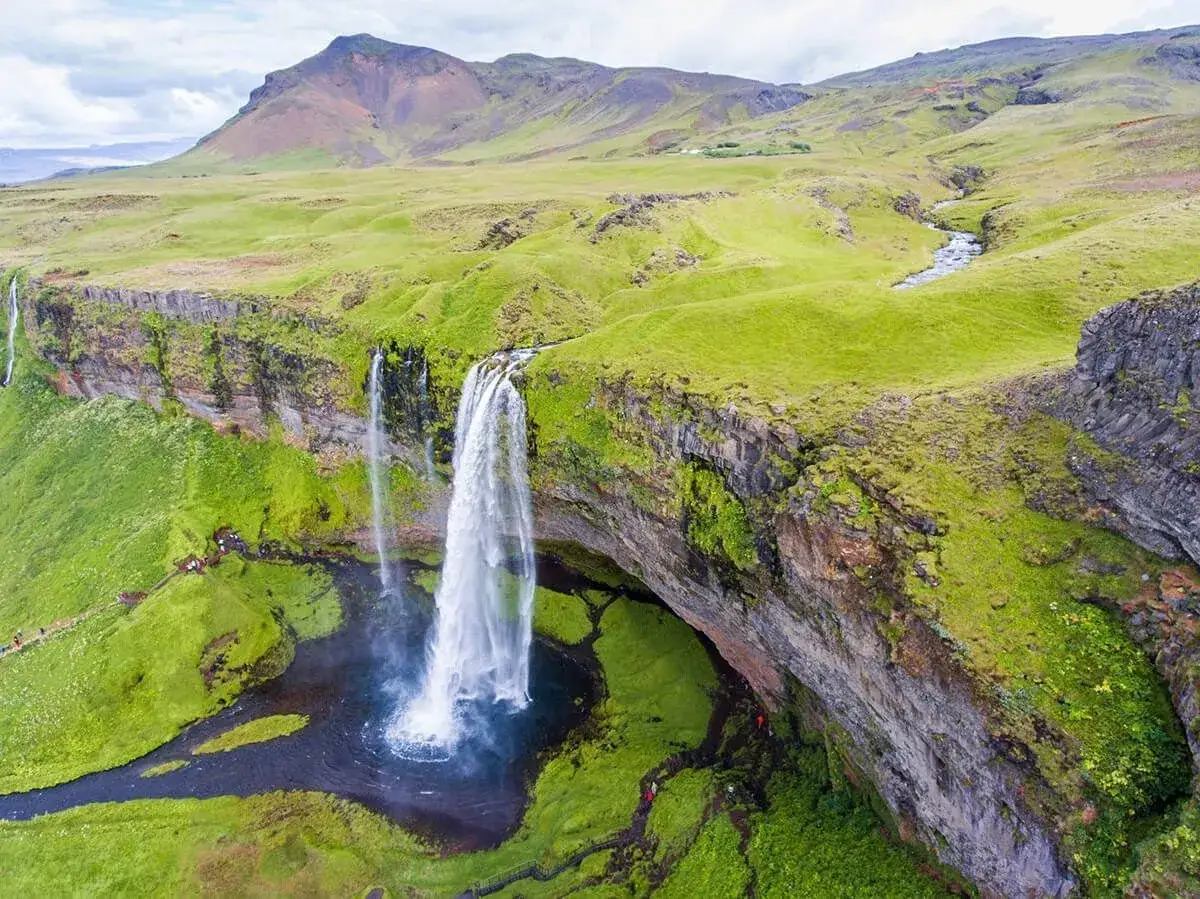 Wodospad Seljalandsfoss na Islandii. Warto zobaczyć, choć islandia ceny mogą być wysokie.
