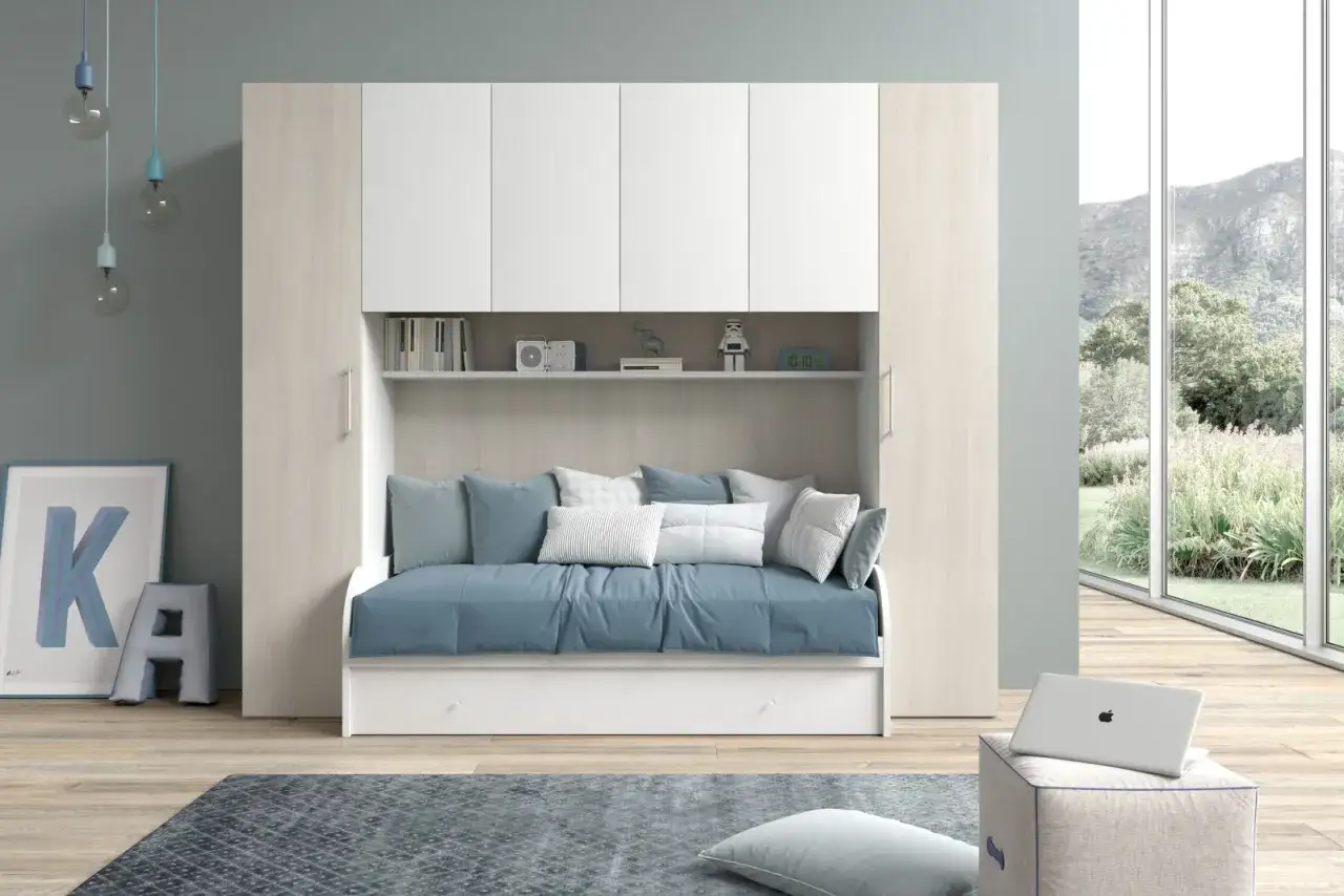 Camerette immagini: letto a scomparsa con armadio, cuscini azzurri e bianchi, libreria con oggetti decorativi.