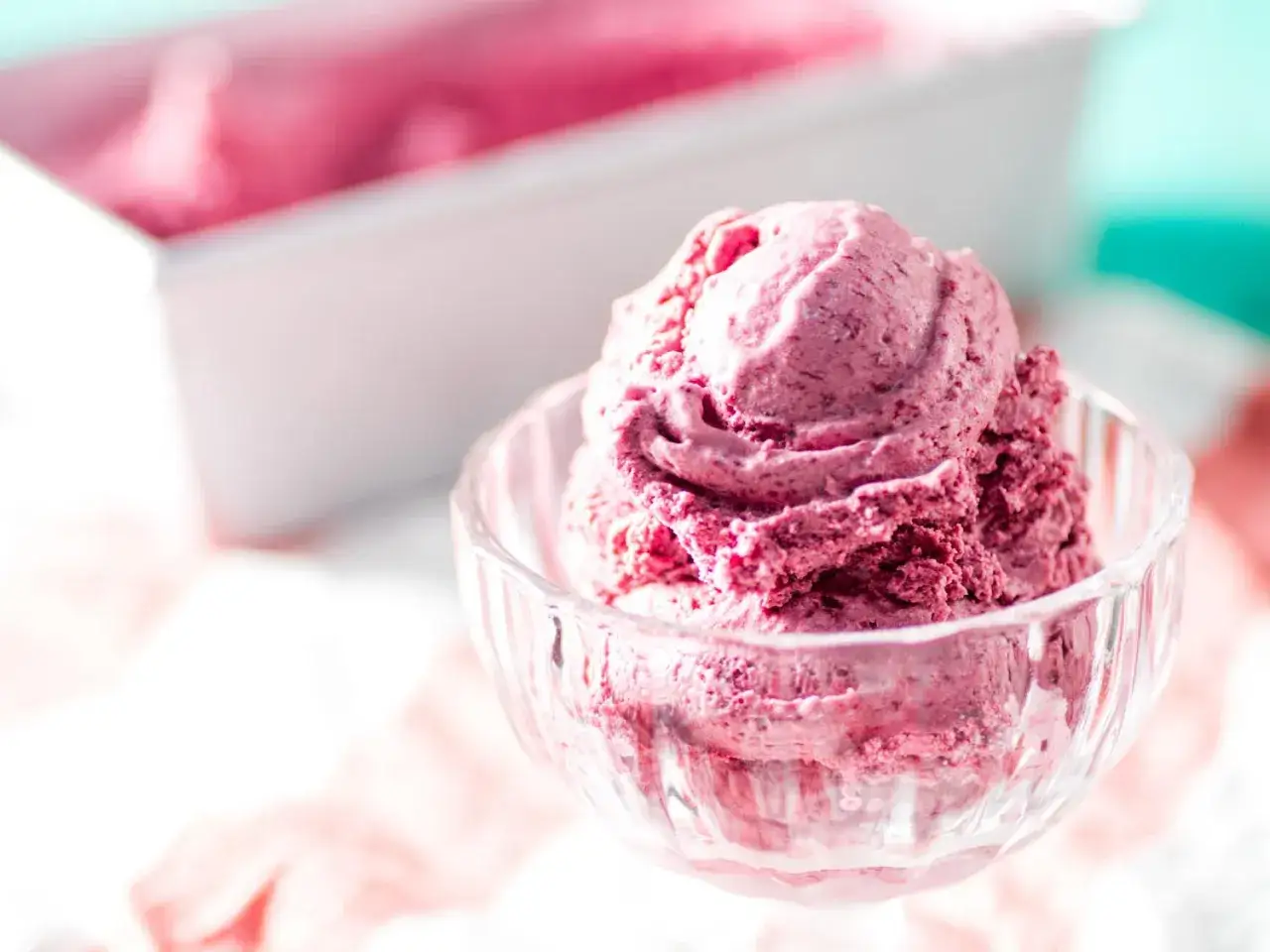 Ein Sch&auml;lchen mit cremigem, rosafarbenem Eis, das an Kirschen erinnert. Warum gibt es kein Kirscheis? Dieses Eis ist eine k&ouml;stliche Alternative!