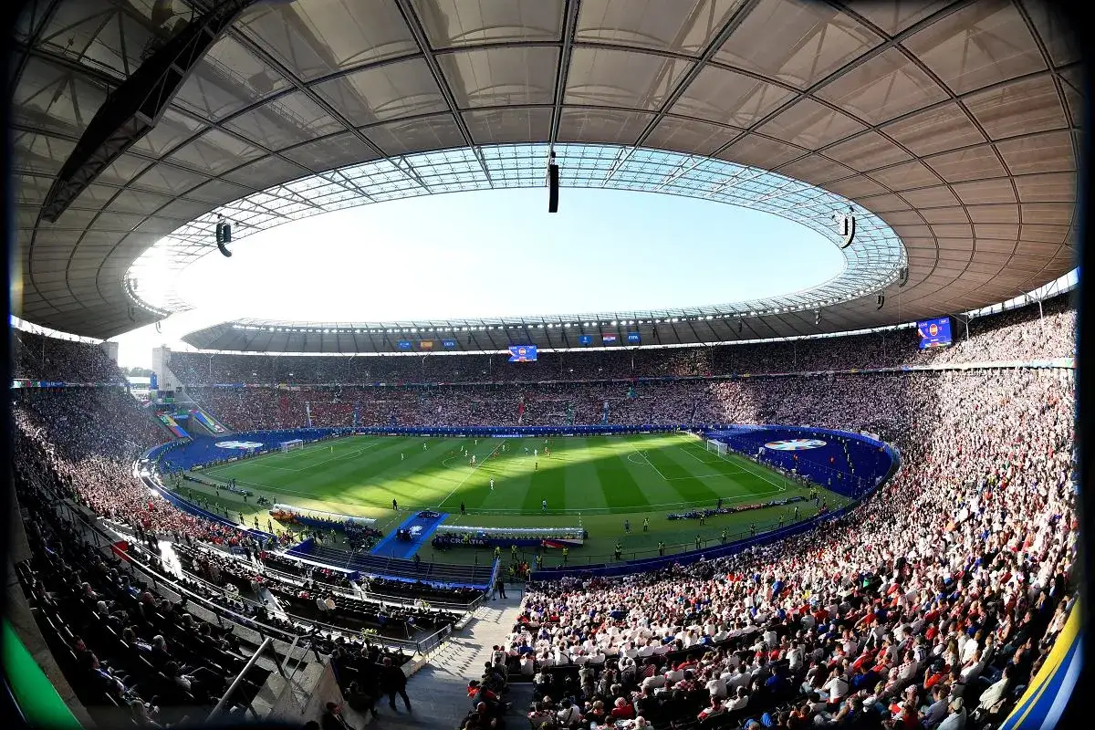 Stadion pełen kibiców podczas meczu. Euro odbywa się co cztery lata, przynosząc emocje i radość fanom piłki nożnej.