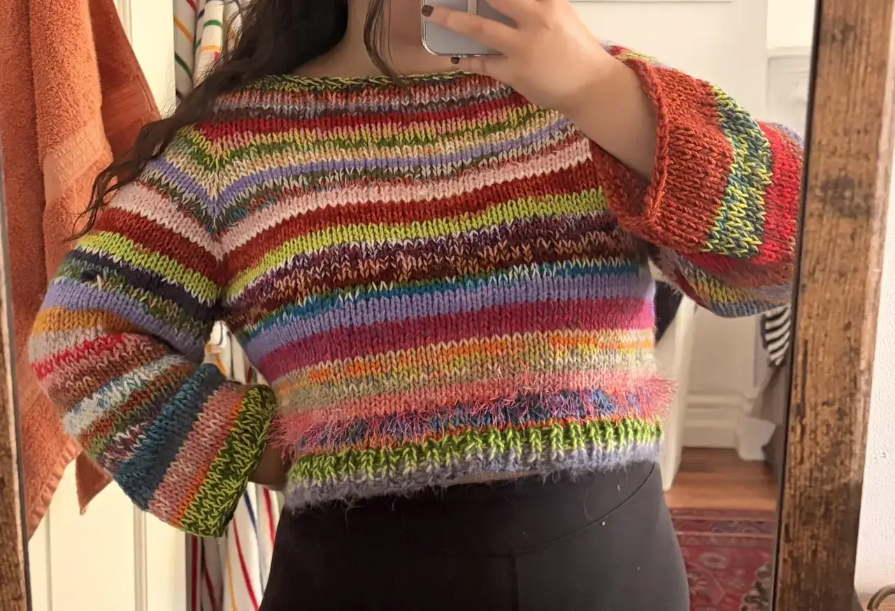 Maglione colorato a righe con maniche a sbuffo. Perfetto per usare avanzi di lana cosa posso fare?