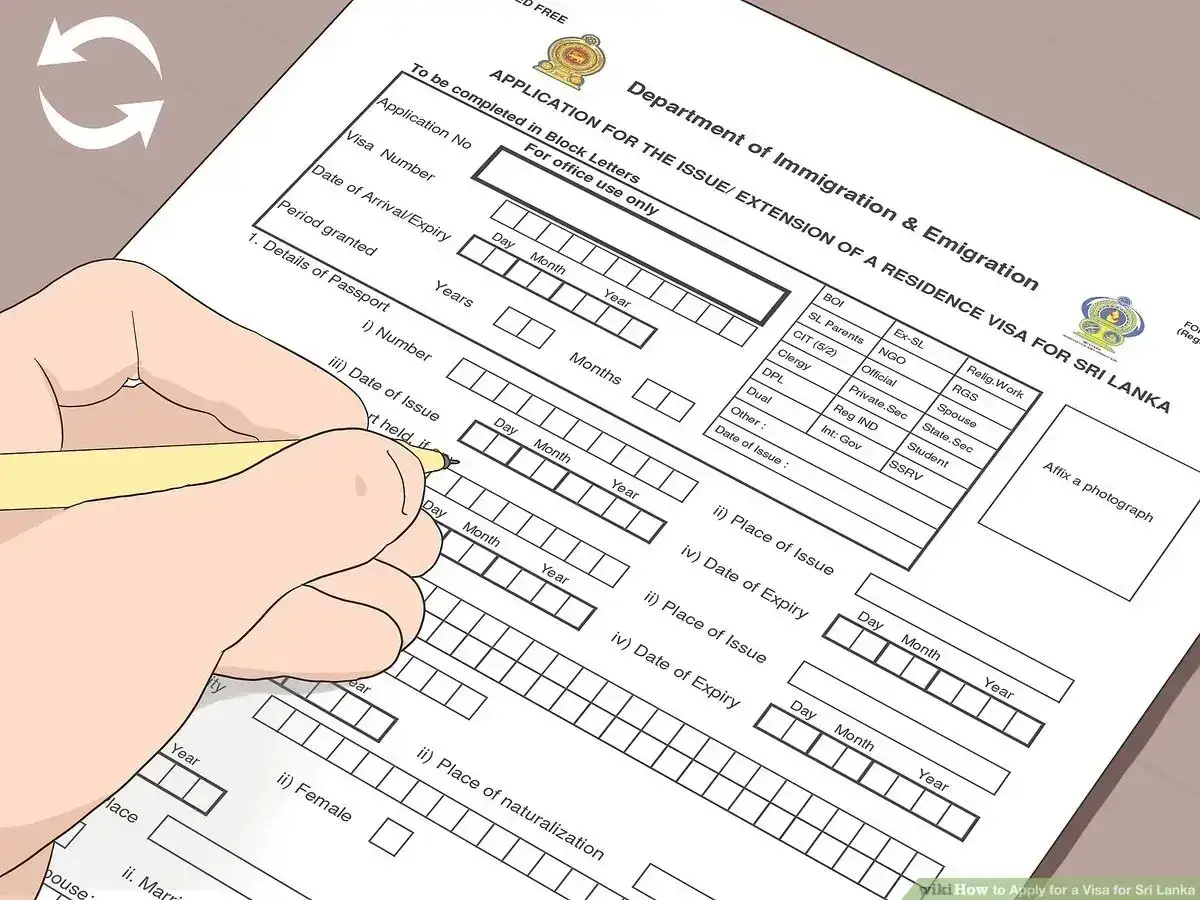 Wypełnianie wniosku o wizę do Sri Lanki. Ręka z żółtym pisakiem uzupełnia formularz