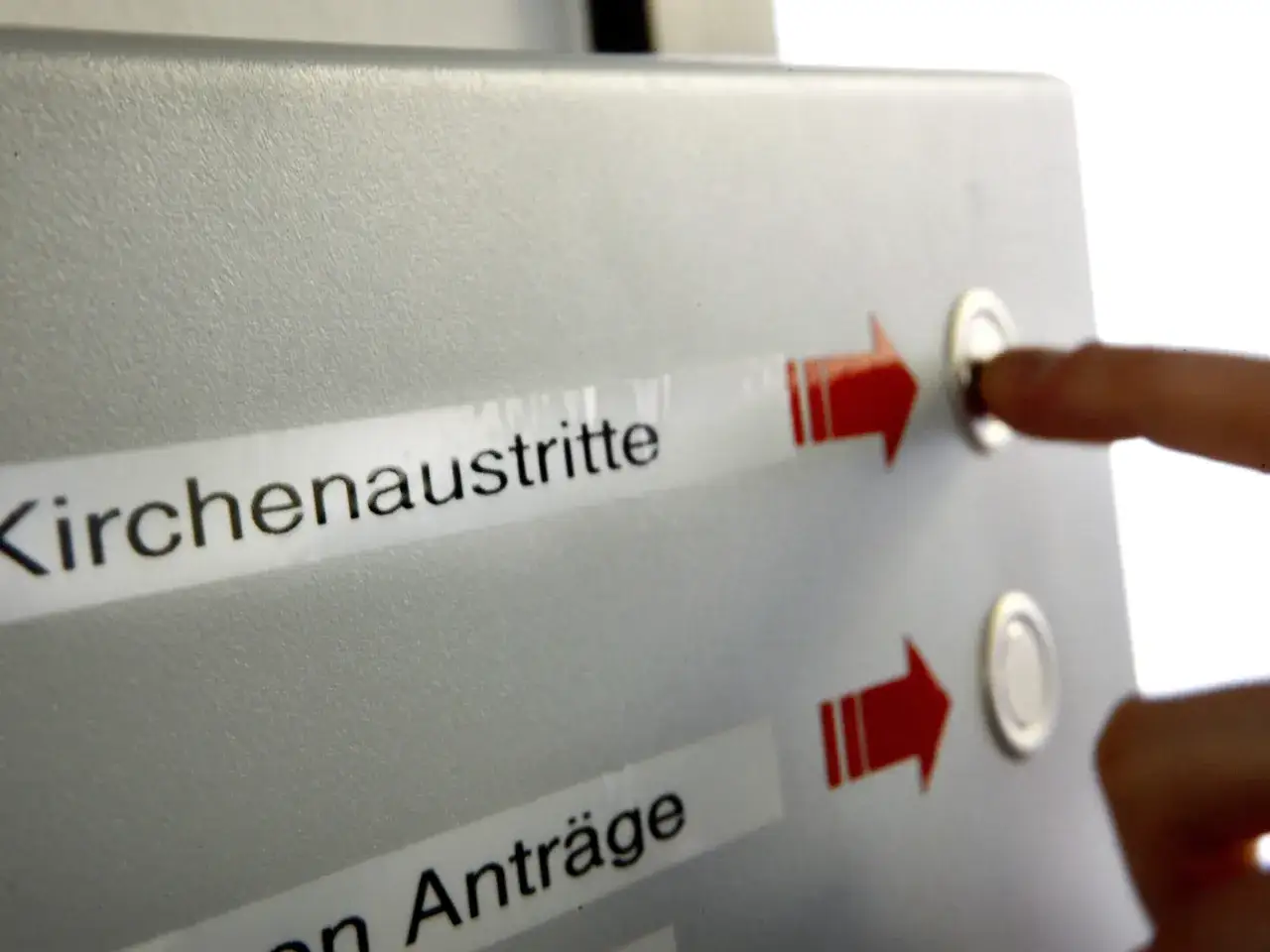 Ein Finger drückt auf einen Knopf neben 