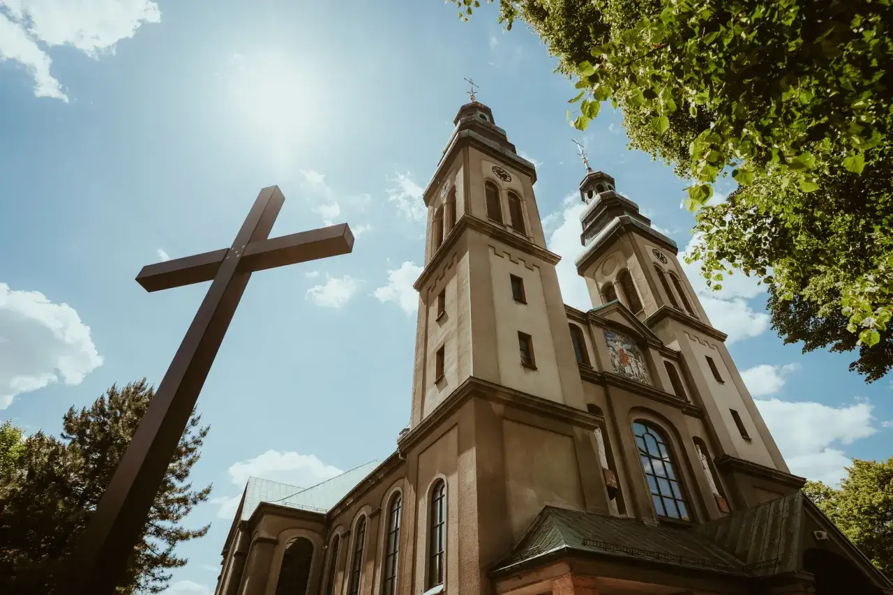 Duży krzyż przed kościołem, gdzie para zbiera dokumenty z USC do ślubu kościelnego.