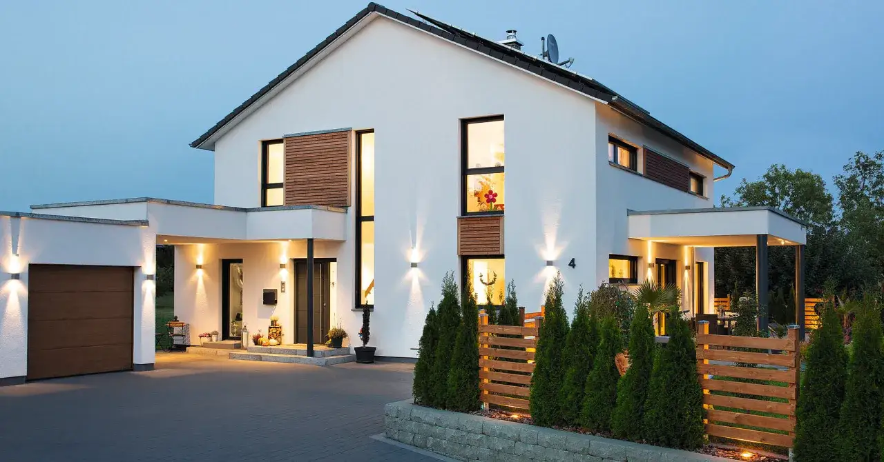 Moderne Hausansicht mit Garage und Vordach am Hauseingang. Tolle Ideen f&uuml;r Vordach und Beleuchtung am Hauseingang.