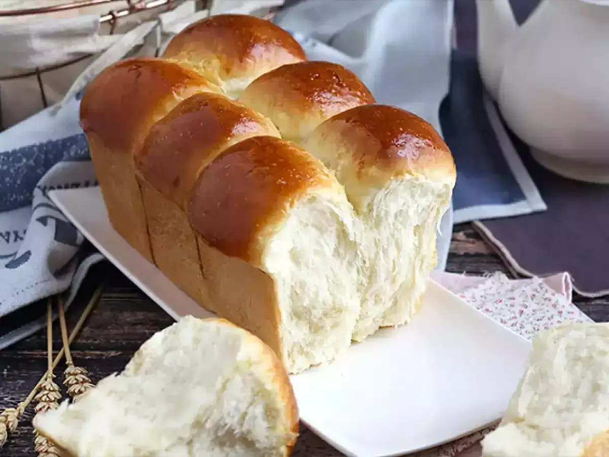 Brioches soffici e dorate, perfette per la tua ricetta brioches pasticceria. Un pane fragrante che invita a essere gustato.