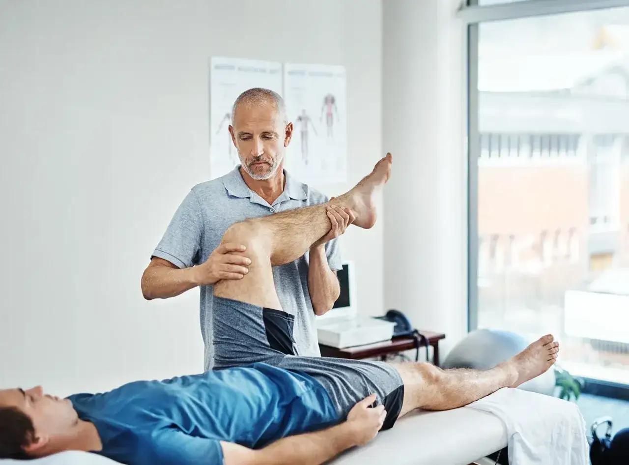Zespół rehabilitacyjny, fizjoterapeuta z pacjentem, indywidualna rehabilitacja