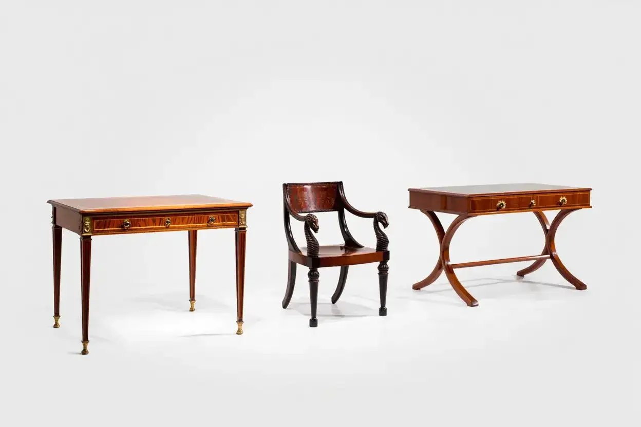 Trois meubles anciens : deux tables fines et une chaise à bras sculptés, parfaits pour reconnaître style de meuble.