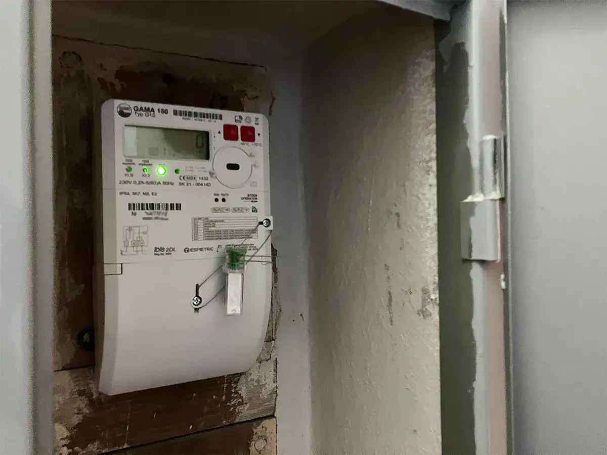 Licznik GAMA 150 typ G15. Odczyt zużycia energii elektrycznej. Zielona lampka sygnalizuje prawidłowe działanie.
