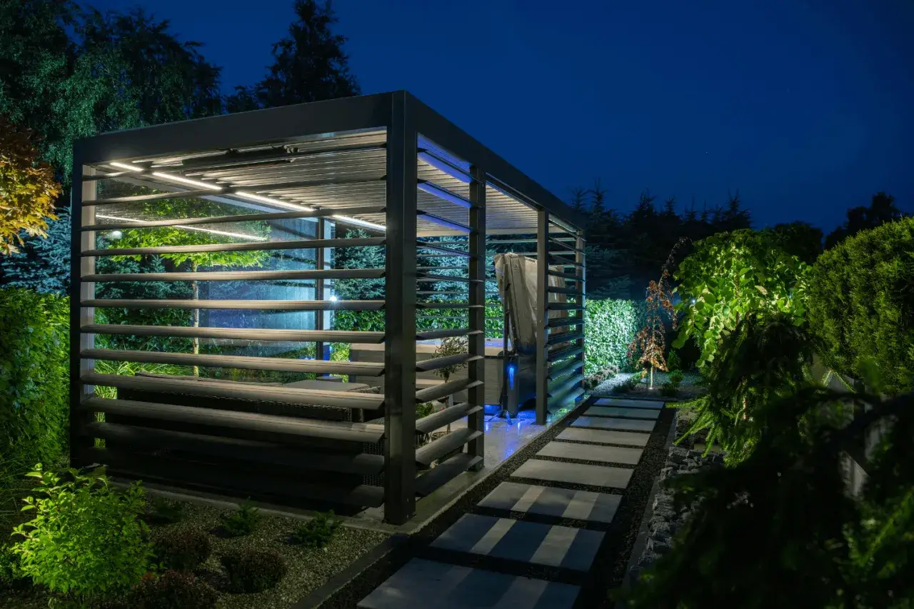 Nowoczesna altana z jacuzzi i oświetleniem LED. Idealne miejsce na relaks, zastanawiasz się, jak często można chodzić na saunę?