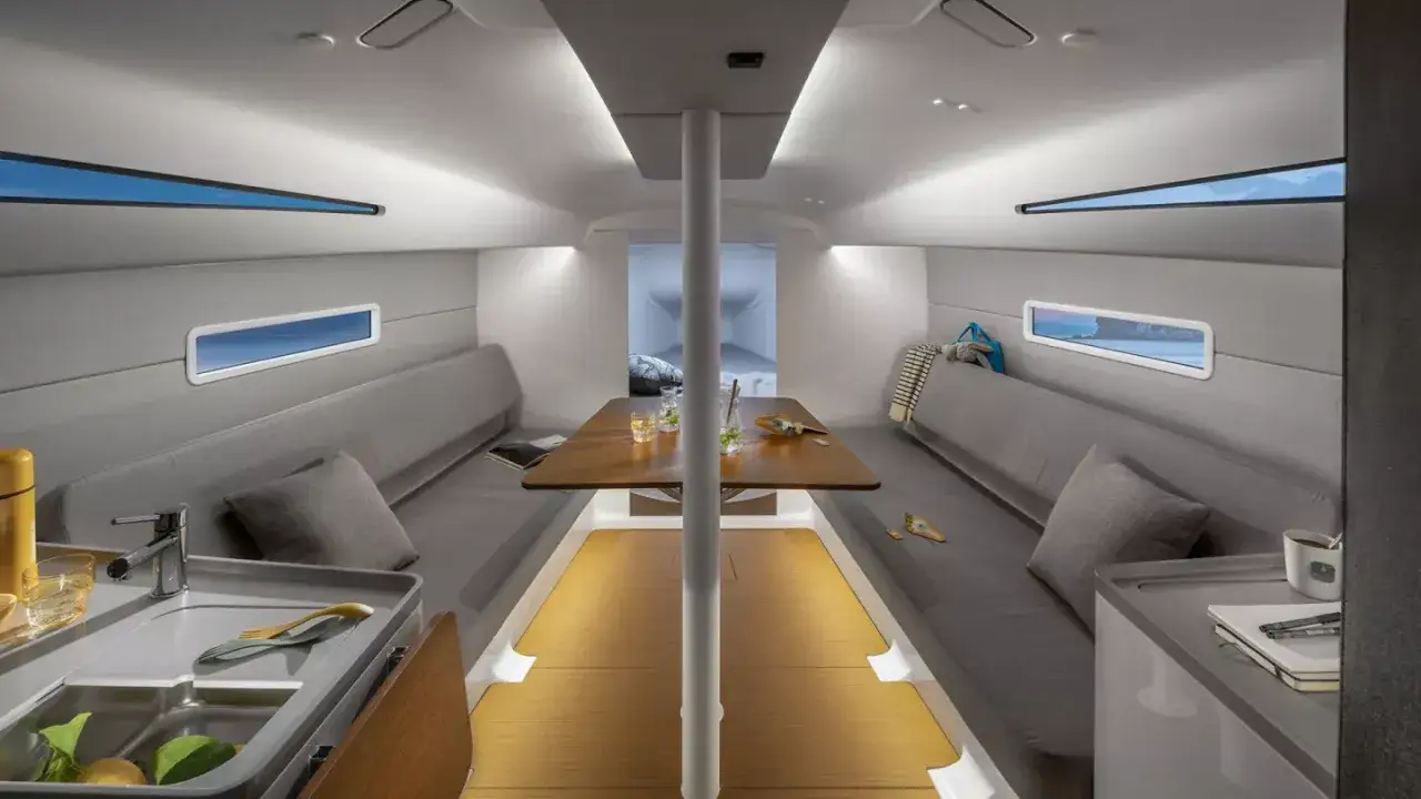 L'intérieur du first 30, avec ses banquettes grises, sa table en bois et sa cuisine fonctionnelle, invite à la détente.