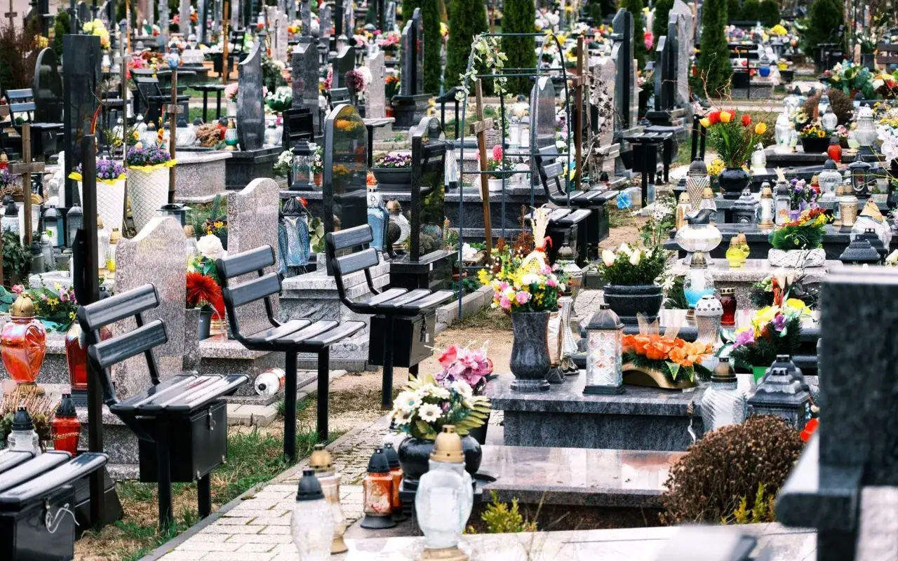 Cmentarz pełen nagrobków i zniczy. Warto wiedzieć, jak odszukać groby żołnierskie i miejsca pamięci narodowej, by oddać im cześć.