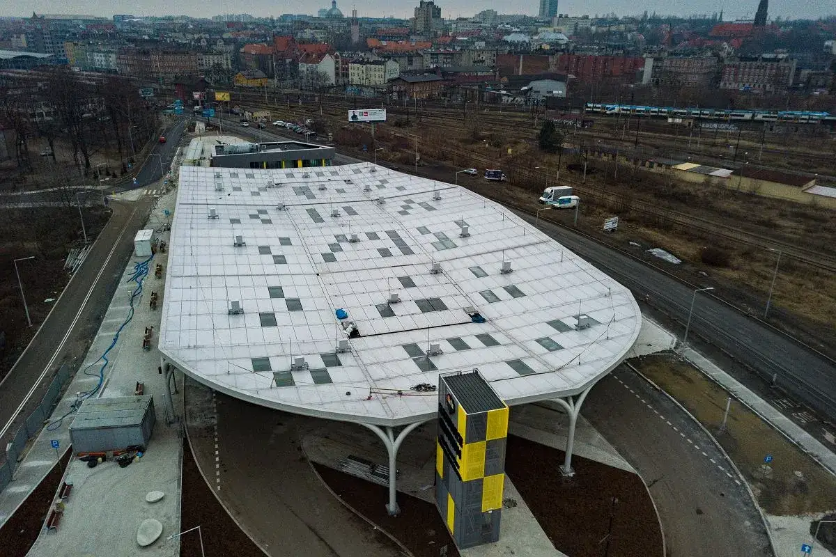 Nowy dworzec PKS w Katowicach, obok tor&oacute;w PKP. Tu znajdziesz wskaz&oacute;wki, jak dojść z dworca PKP na dworzec PKS.