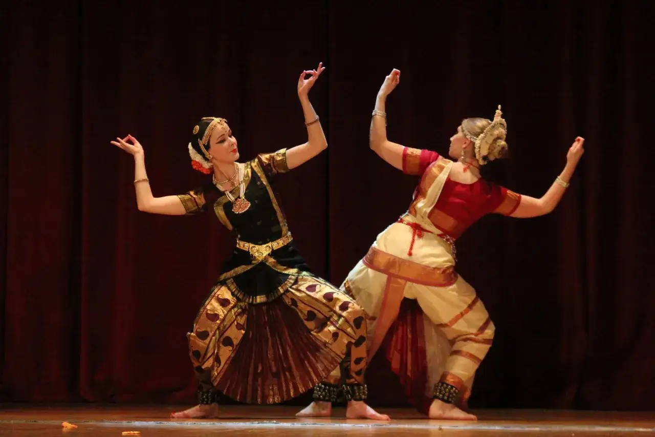 Tancerki w tradycyjnych strojach, Anna Łopatowska i jej partnerka, wykonują taniec klasyczny Bharatanatyam.