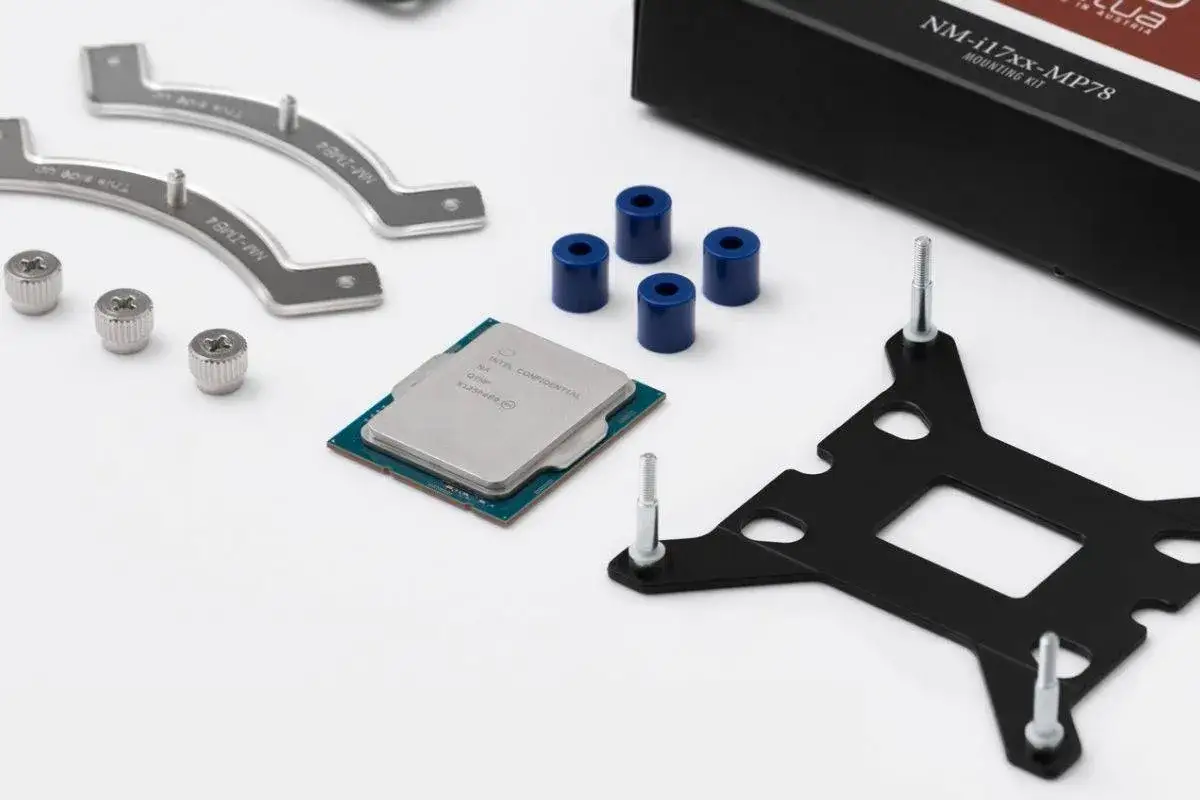 Procesor Intel na socket 1700 i elementy montażowe zestawu NM-i17xx-MP78.