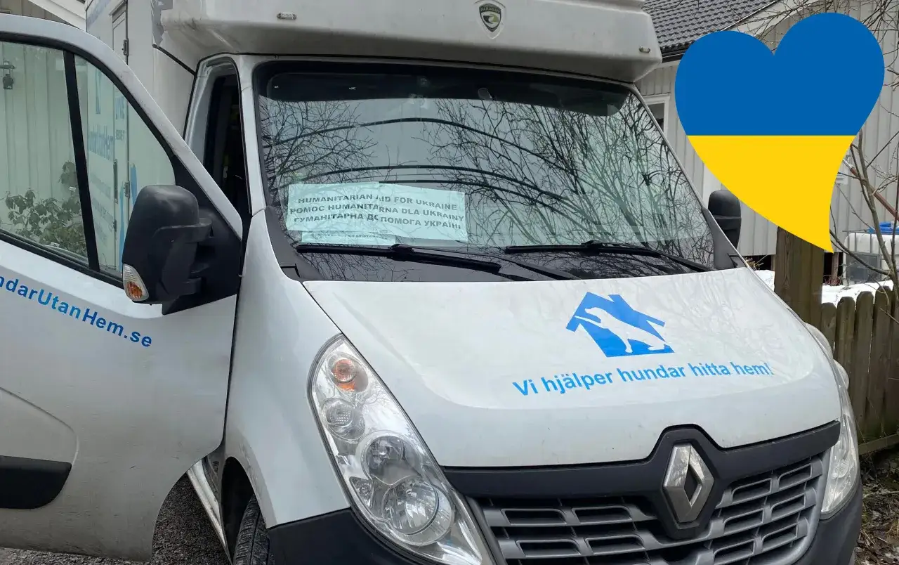 Vit skåpbil med texten