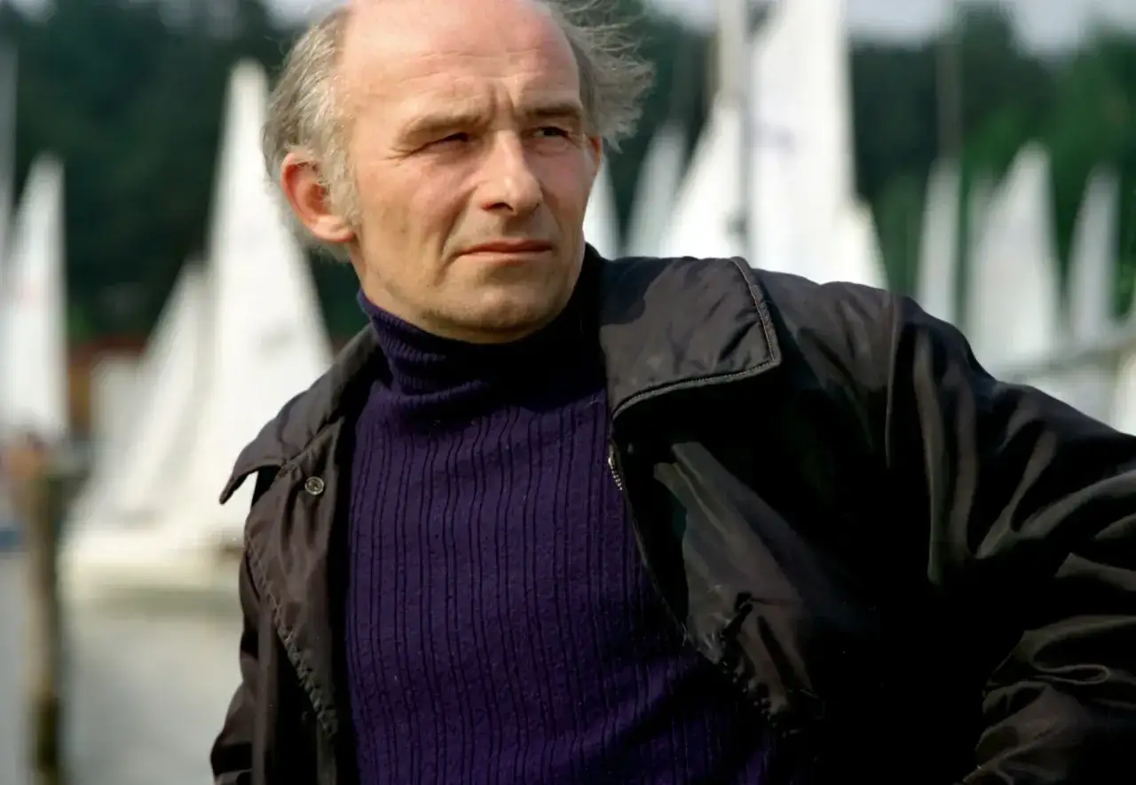 Portret Henryka Bistay, aktora znanego z wielu filmów, na tle żaglówek.