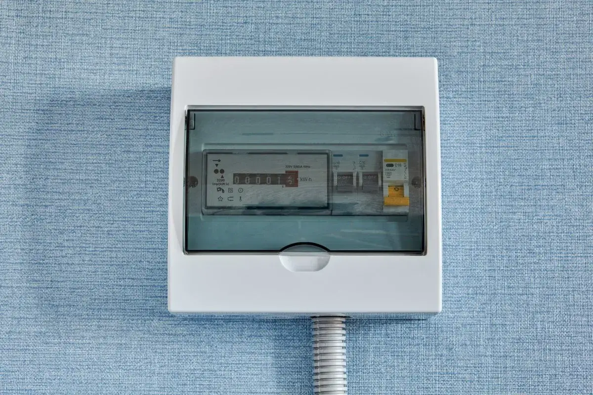 Skrzynka z licznikiem energii elektrycznej i wyłącznikami. Aby włączyć prąd w skrzynce, należy podnieść dźwignie wyłączników.