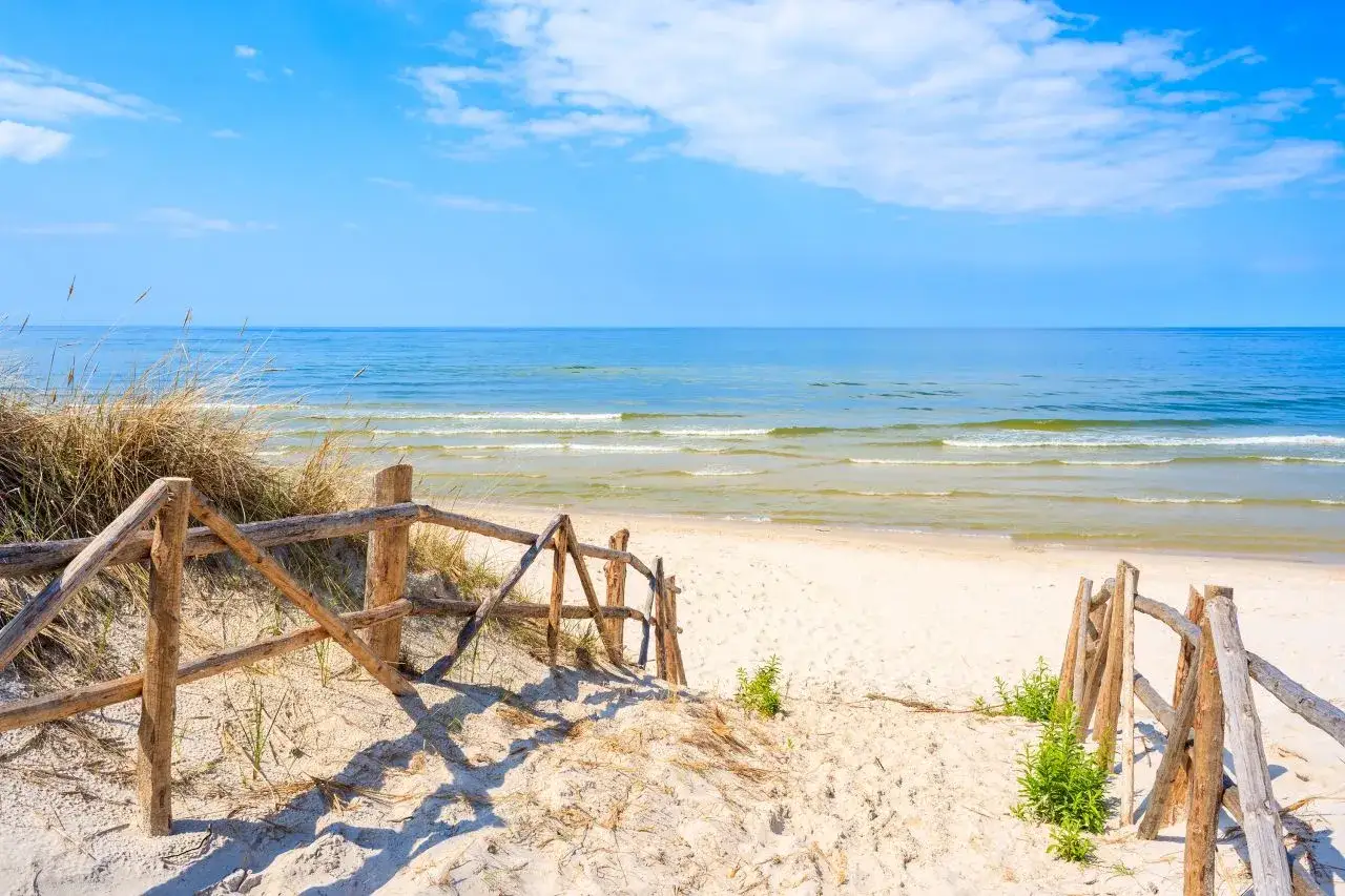 Dziewicza plaża w Białogórze lub Lubiatowie