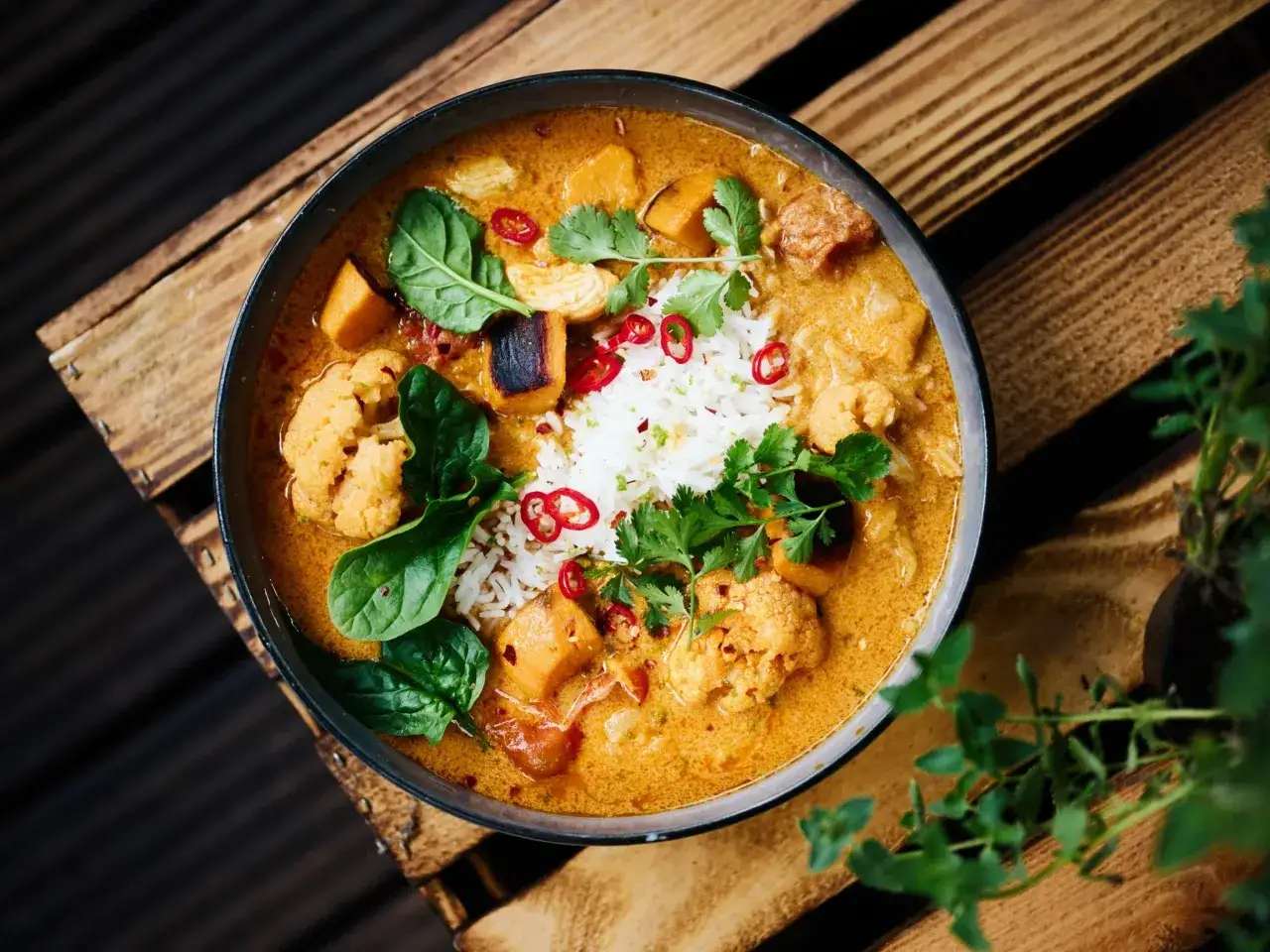 Pyszne curry z dynią, kalafiorem i ryżem, posypane chili i kolendrą. Idealne co na obiad pomysł!