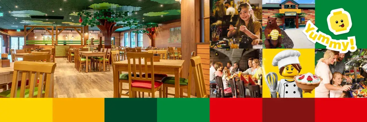 Ein gem&uuml;tliches Legoland Restaurant mit Baumdeko und Familien beim Essen. Ein Lego-Koch h&auml;lt einen Kuchen. Yummy!