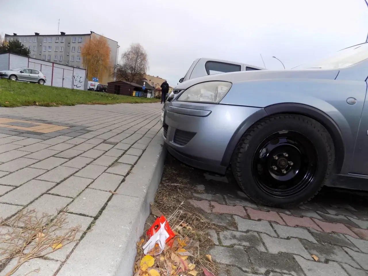 Uszkodzony wspornik zderzaka po najechaniu na krawężnik. Widoczne ślady po uderzeniu i zniszczony element mocujący.
