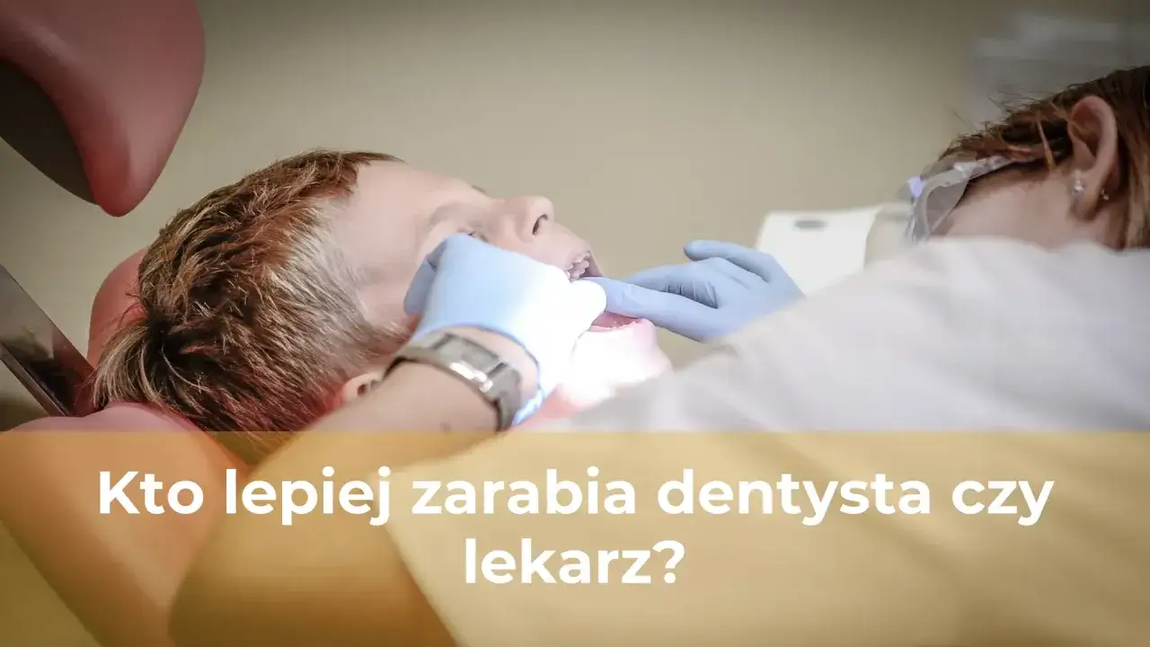 Stomatolog w rękawiczkach bada zęby pacjenta. Czy stomatolog to lekarz, który lepiej zarabia od innych medyków?