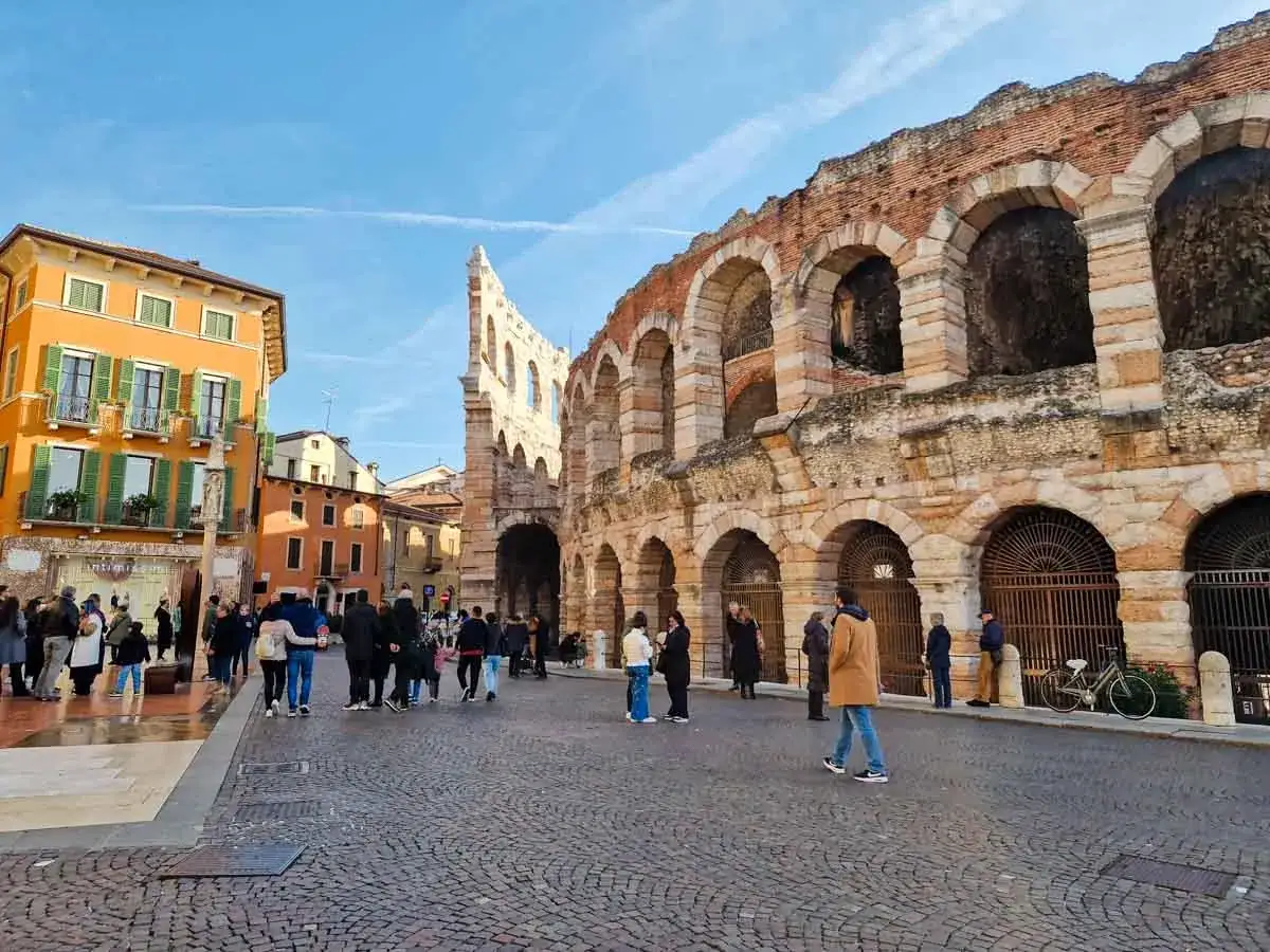 Piazza Bra a Verona, con l'Arena e palazzi colorati. Un luogo perfetto per scoprire cosa vedere a Verona, tra storia e vita cittadina.