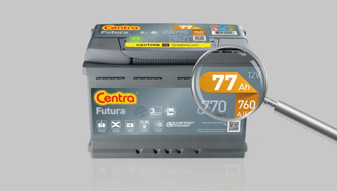 Akumulator samochodowy Centra Futura 77Ah 760A. Powiększenie ukazuje kluczowe parametry, jakiego akumulatora potrzebujesz.