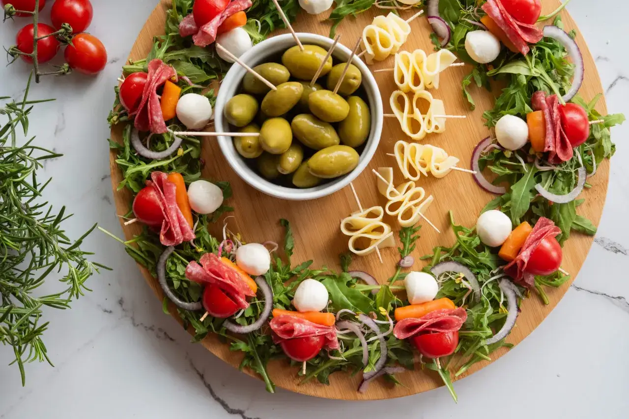 Kolorowe szaszłyki z mozzarellą, salami, pomidorkami i warzywami &ndash; idealne jedzenie na imprezę.