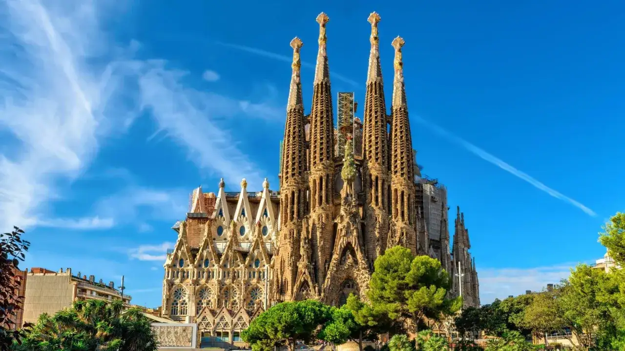 Majestatyczna Sagrada Familia w Barcelonie, idealna na weekendowy wypad.
