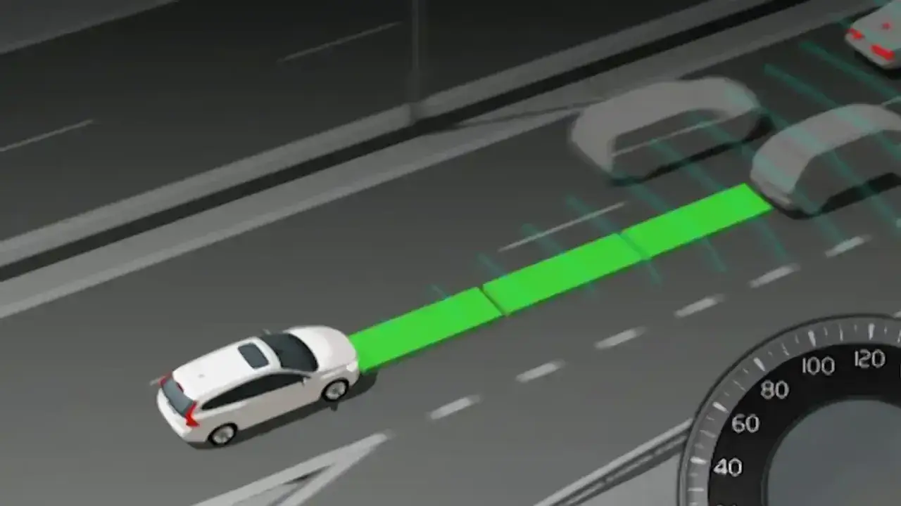 Auto con cruise control adattivo che mantiene la distanza dai veicoli davanti, evidenziata da barre verdi.