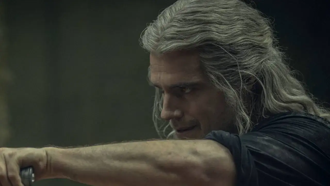 Geralt de Riv, incarné par Henry Cavill, l'œil vif, prêt à dégainer son épée.