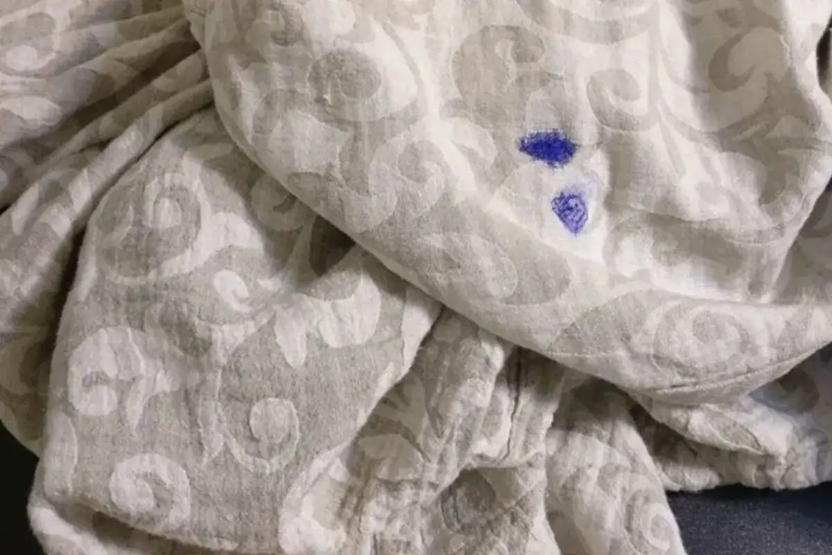 Plama z pisaka na jasnej tkaninie z wzorem. Jak zmyć pisak z ubrania?